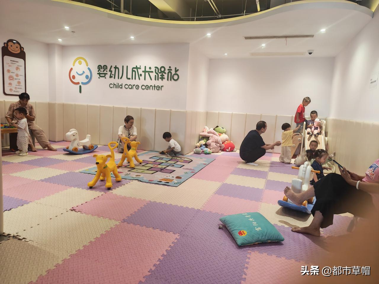 几个带孩子的在一起聊天，她们的身份大都是奶奶或者外婆，其中有两个保姆。外公外婆们