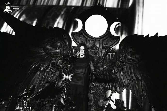 尚雯婕音乐节十秒变装 别人换装需要黑灯瞎火，尚雯婕直接在聚光灯下十秒搞定！这临场