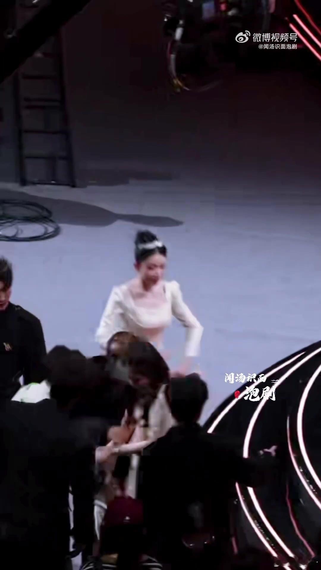 邓为卢昱晓把李兰迪照顾得很好微博之夜上邓为、李兰迪、卢昱晓手拉手一起离场的画面，