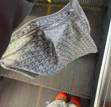 #去东北旅游背的包比人先冻硬了#【人在东北，刚下高铁，包比我先冻硬了】东北游还在