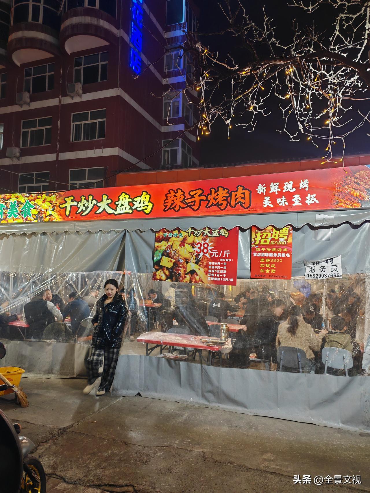 昨晚吃完晚饭在街道溜达，发现有个甘肃美食火爆的不是一般，但作为土生土长的甘肃人咋