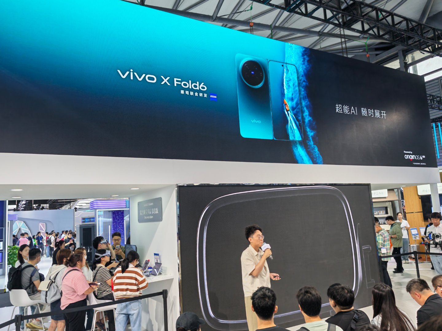 打卡MWC上海vivo展台， vivo X Fold6作为新一代AI轻办公神器，