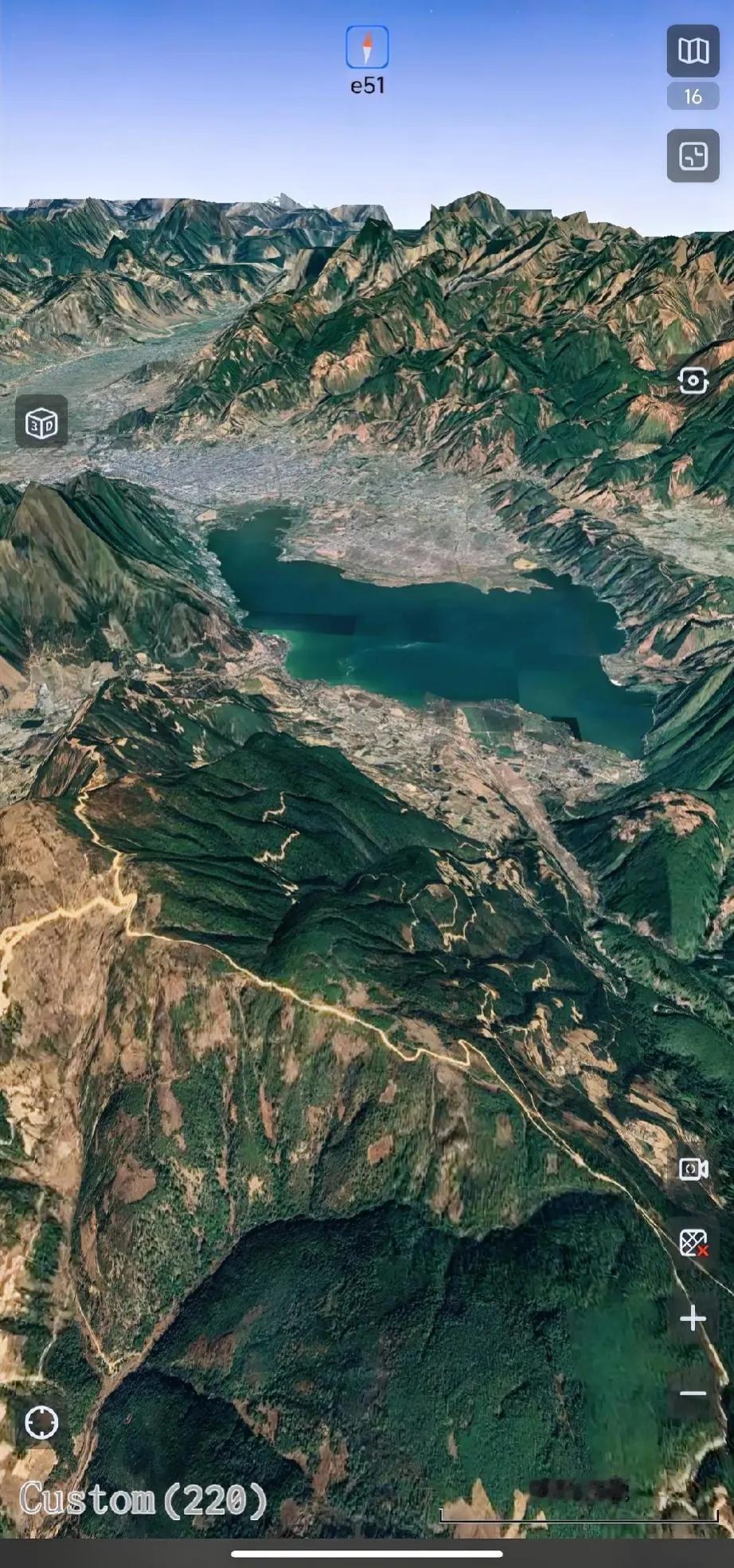 凉山彝族自治州地形图，中间那个大湖就是邛海，四川第二大淡水湖，一个风景不亚于大理