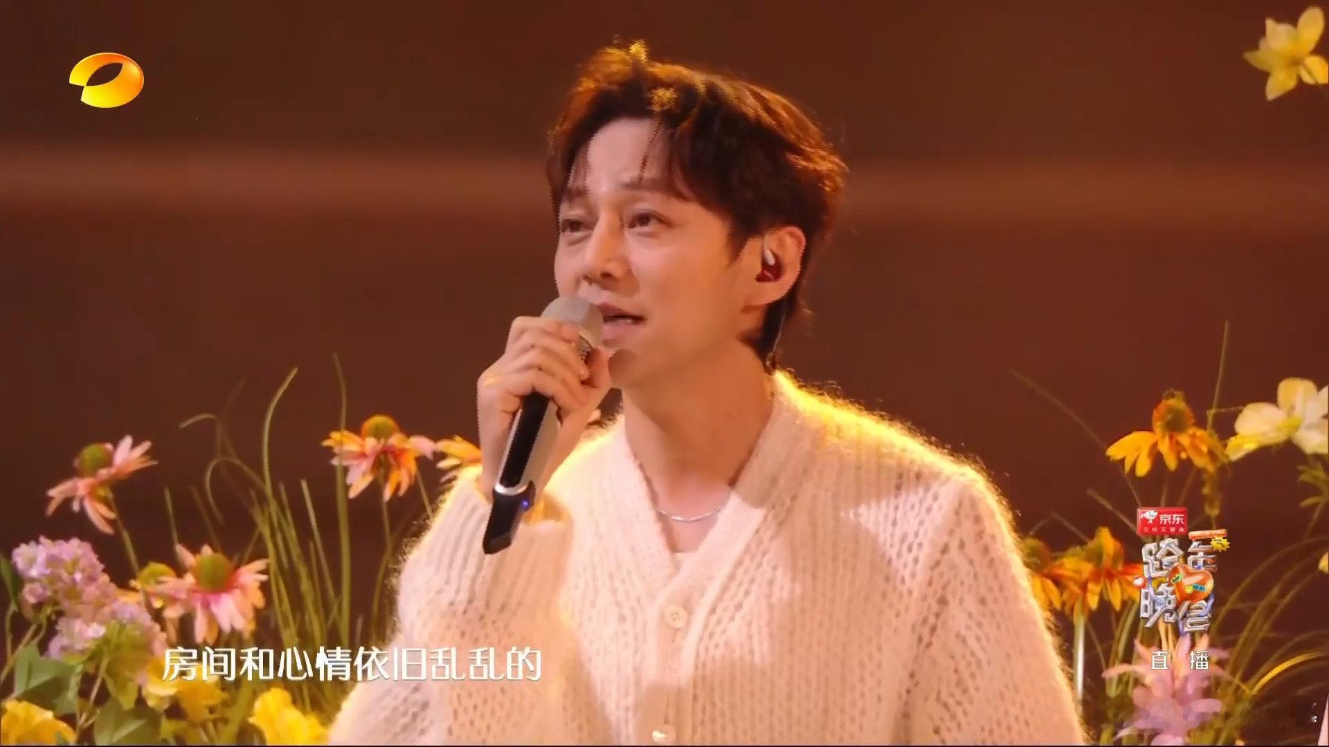何炅谢娜给我唱哭了 何炅谢娜合唱太催泪!🎶湖南卫视跨年晚会上的这一曲，满满都是