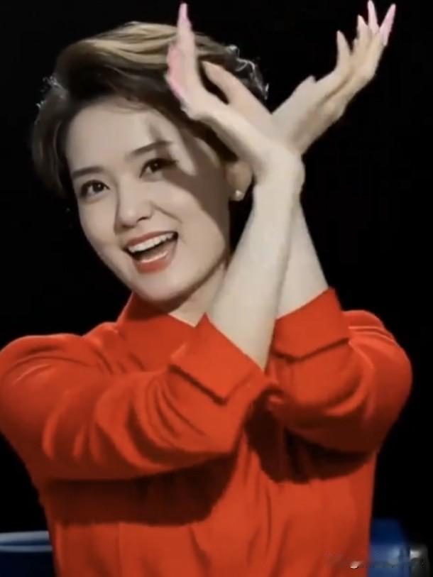 美女主持人李莎，知性优雅且台风稳健。她以敏锐洞察直击核心，尽显专业与担当。你认为