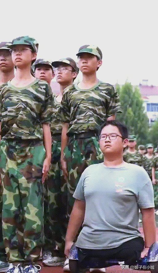 “板凳男孩”圆梦湖北大学！校方上门慰问，无障碍宿舍提前备好，双手攀登1988级石