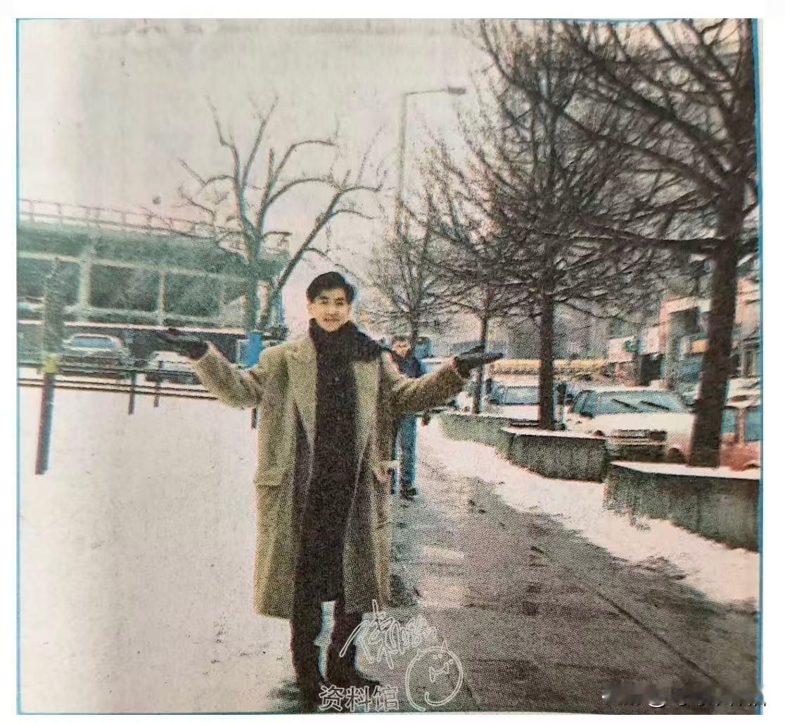 🎆永远的少年感～陈百强
雪后的街头，
风衣裹住英伦腔调，
围巾绕出松弛暖意。