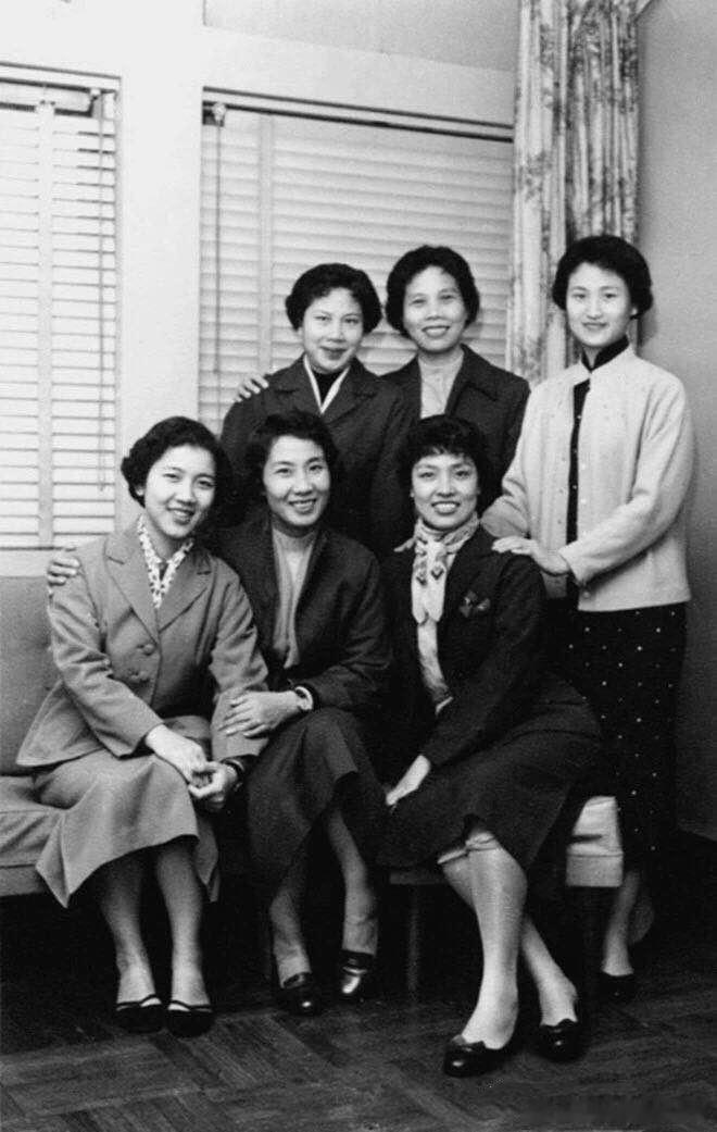 196012月23日～1961年1月26日，上海越剧院以上海越剧团的名义，首次赴