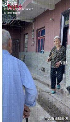 泪目了。重庆合川，106岁的老父亲，听说自己84岁的女儿受伤了，当场连饭都不肯吃