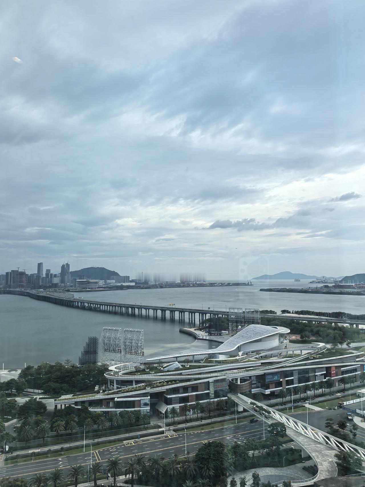 鸿蒙智行秋季新品发布会今天晚上发布会虽然线上了，也要美美的看直播，华为真的贴心准