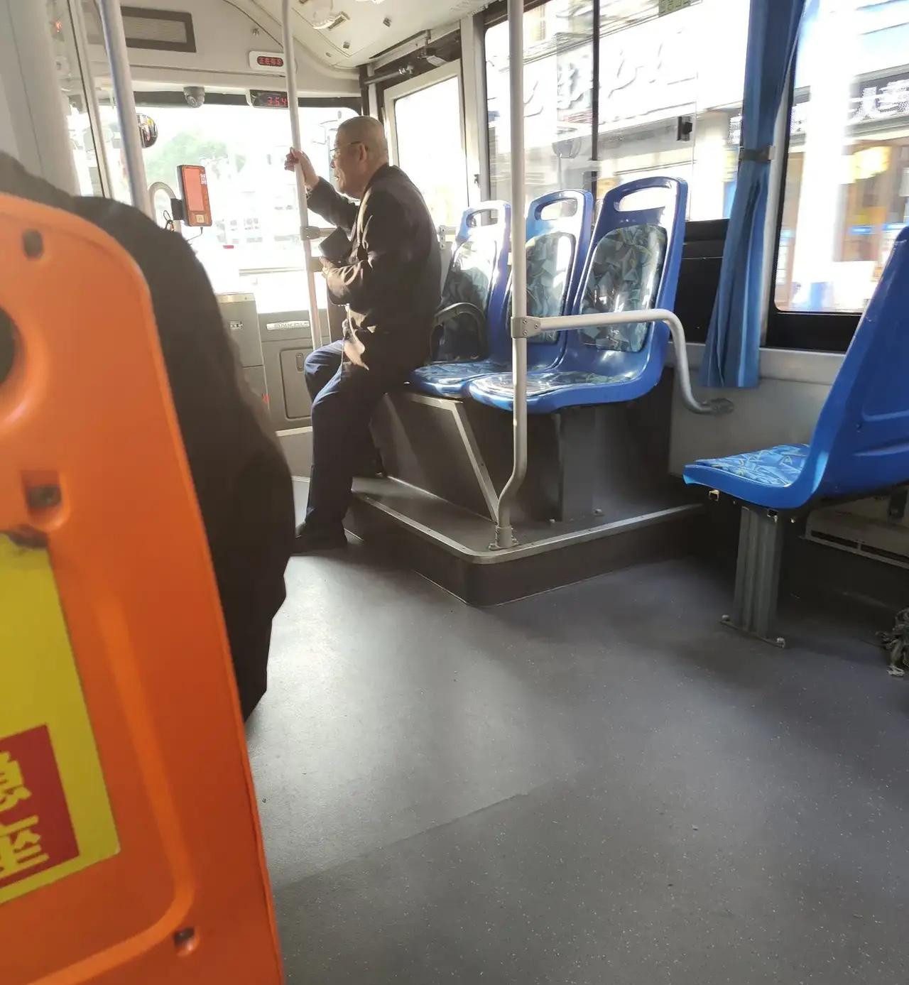 公交车里，一个老大爷用皮夹子对着公交刷卡机刷，刷卡机上显示扣费1元。
老大爷疑惑