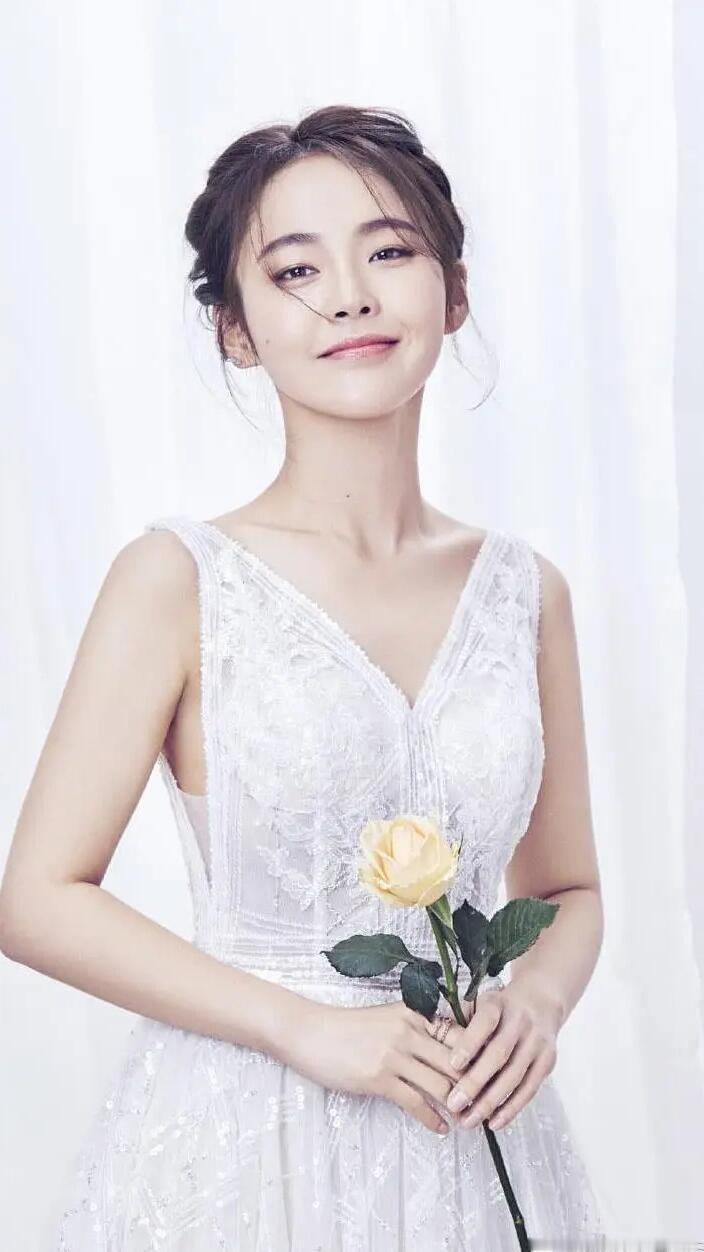 这一幕出自综艺《我家那闺女》，张佳宁凌晨6点半起床，专程开车去机场接继父，被称为