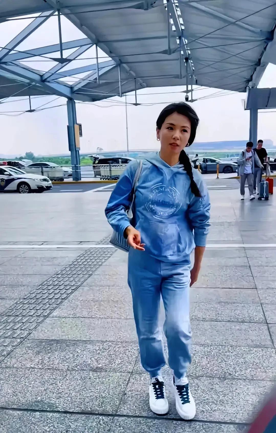 差点没认出来，这还是刘涛吗？
穿蓝色卫衣套装，显得她皮肤黝黑！
没有了美颜滤镜聚