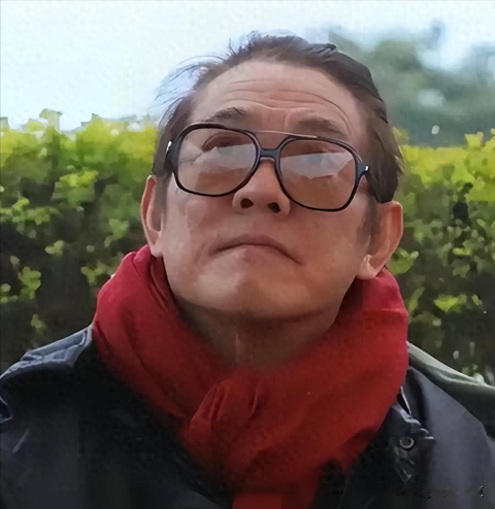 白发驼背站在纽约街头，他早不是功夫皇帝了，可也没人真懂他这些年到底在还什么。
最