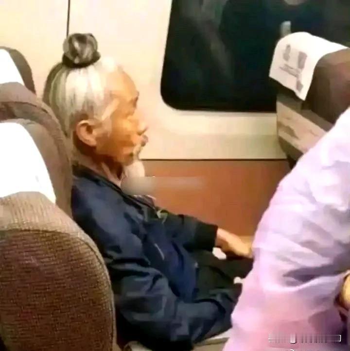 我还以为穿越了呢
道长哪个道观的
怎么也坐高铁呢