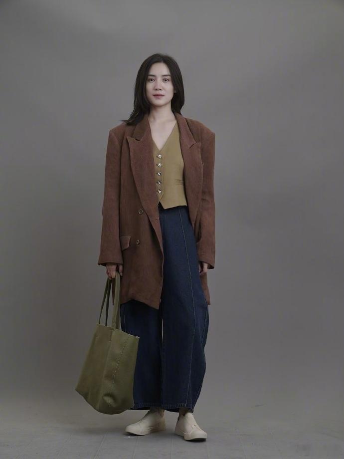 宋佳晒王铁梅素颜定妆照 宋佳所晒王铁梅定妆照，以素颜亮相，尽显好状态。 