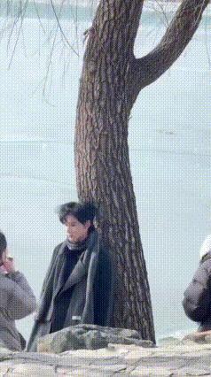 头小脸小位置好就拍了余宇涵 网友北京偶遇余宇涵拍摄路透：“完全不追星的朋友觉得他