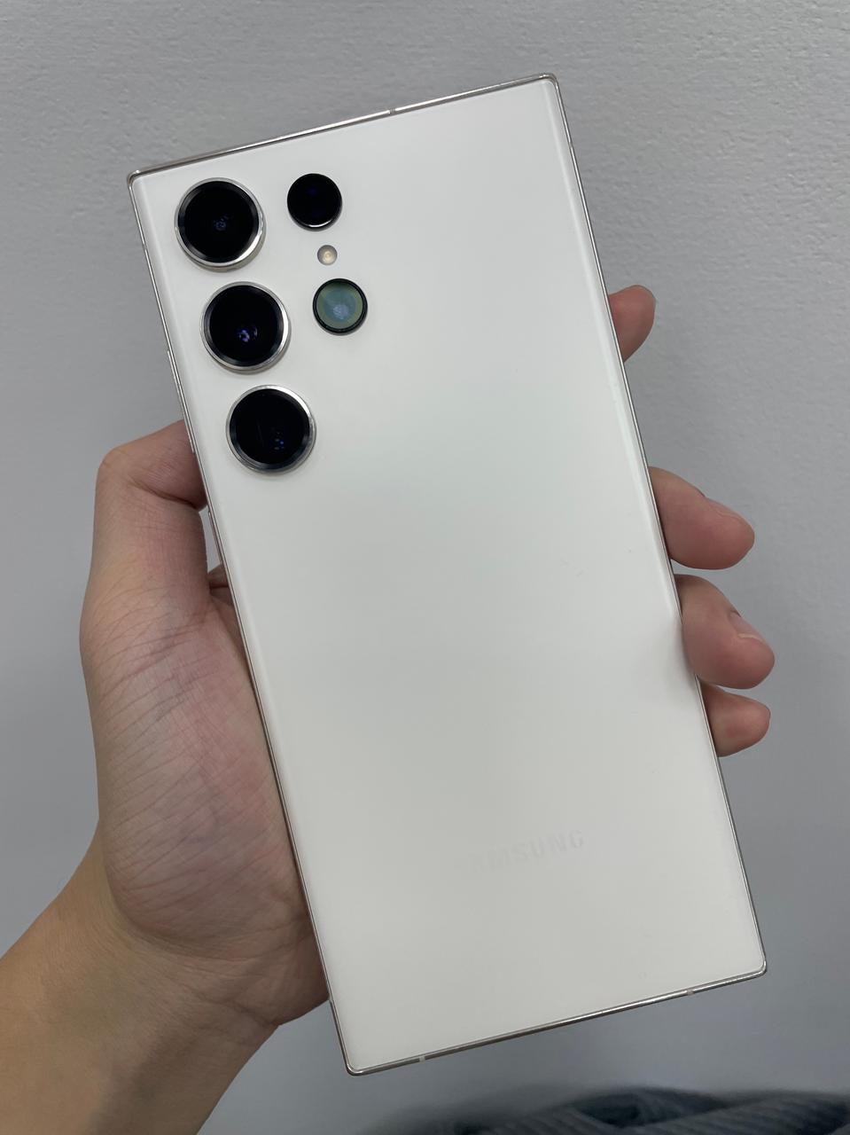 昨天从苹果店门口经过，突然心里闪过一个想法，要不把手里的S23 Ultra给置换