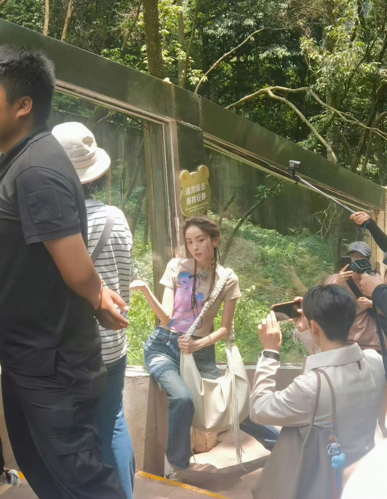 #张云龙给娜扎拍照片##娜扎张云龙终于一组了#娜扎张云龙终于一组了，还看到了张云