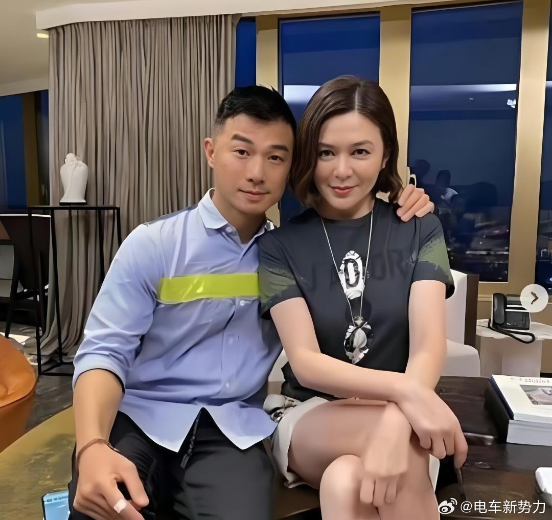 据说这是关之琳的模特男友。小伙子27岁，关之琳62岁，两人相差35岁。真羡慕这个