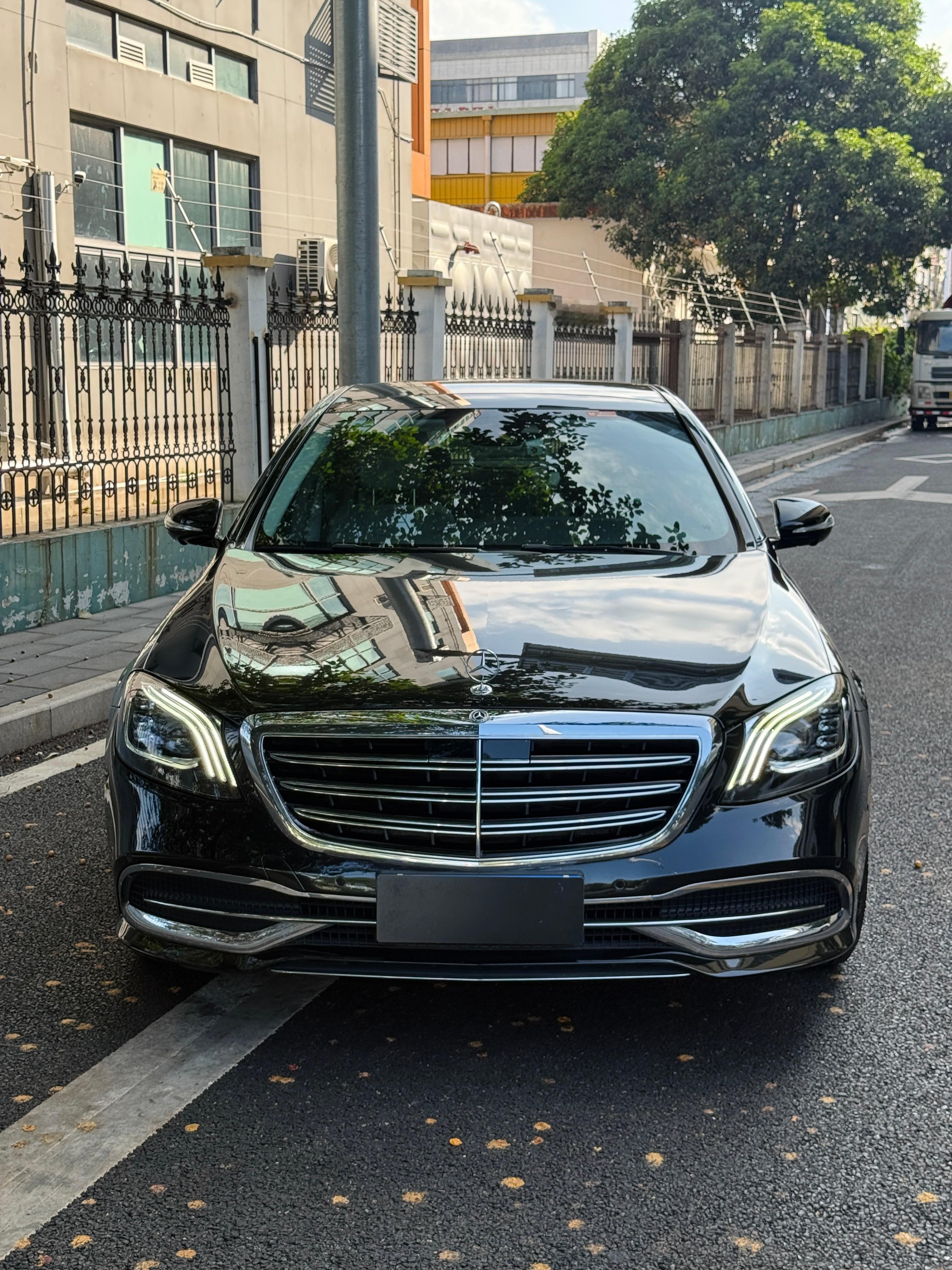 被这台19年的奔驰S350L拿捏了！经典造型+米色内饰太香了✨一打开车门，米色内