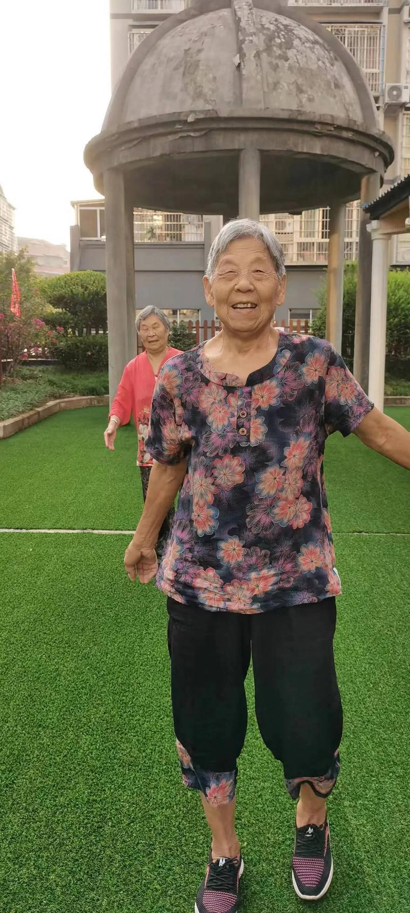 人到老时被人烦，这是大概率，这并不是说儿女如何不孝，而是老年人话多，爱管闲事，总