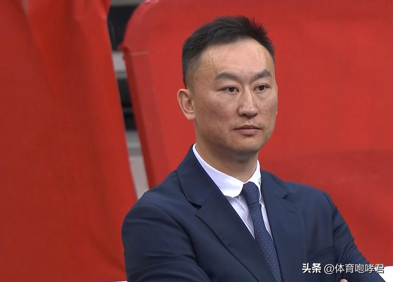 刘维伟被喊下课！
青岛男篮对阵浙江男篮比赛之前，刘维伟压力特别大。青岛随队记者在