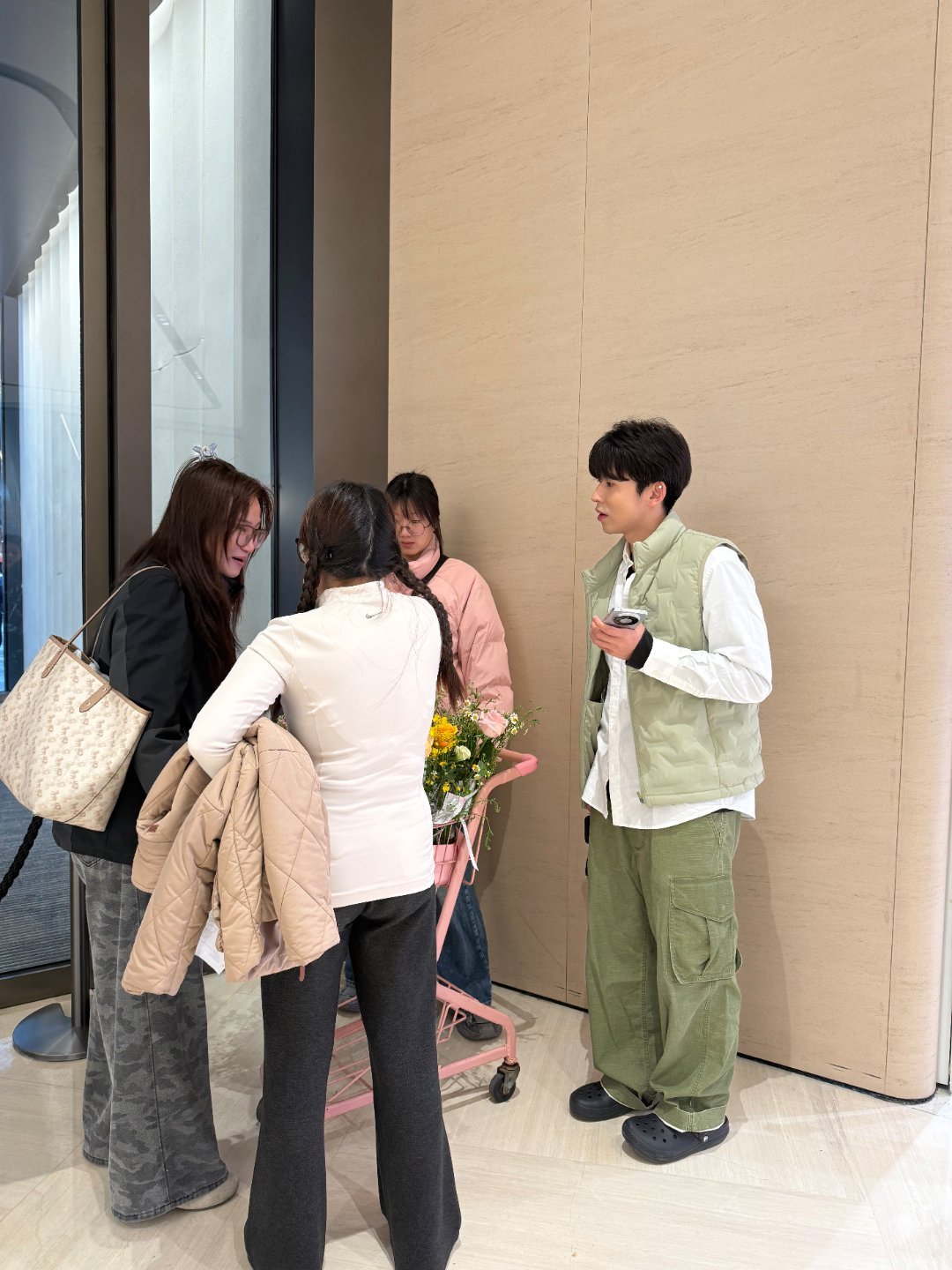 又是被杭州NPC治愈的一天女性专属地球online任务 今天三八节，华为在杭州做