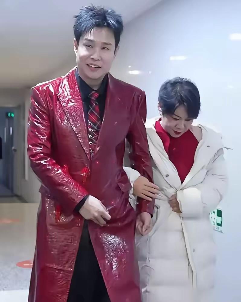 据著名足球评论员董路在直播间透露，小沈阳夫妇向中国足球小将捐款50万元并全部到帐