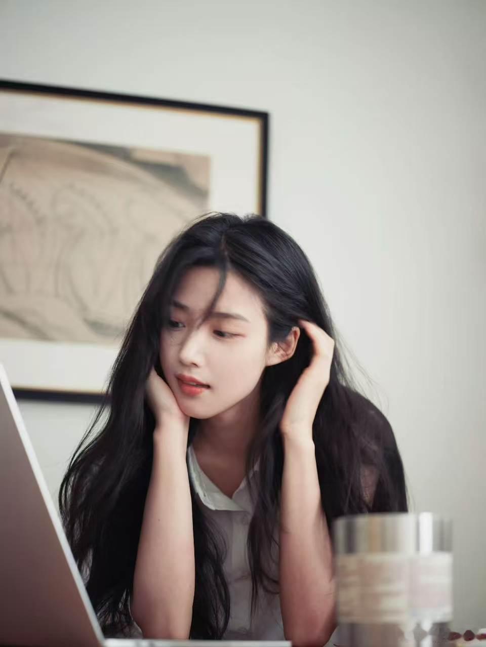 卢昱晓开三蹦子卢昱晓片场开三蹦子工作人员贴心护航，卢昱晓放心驾驶三蹦子，两个人你