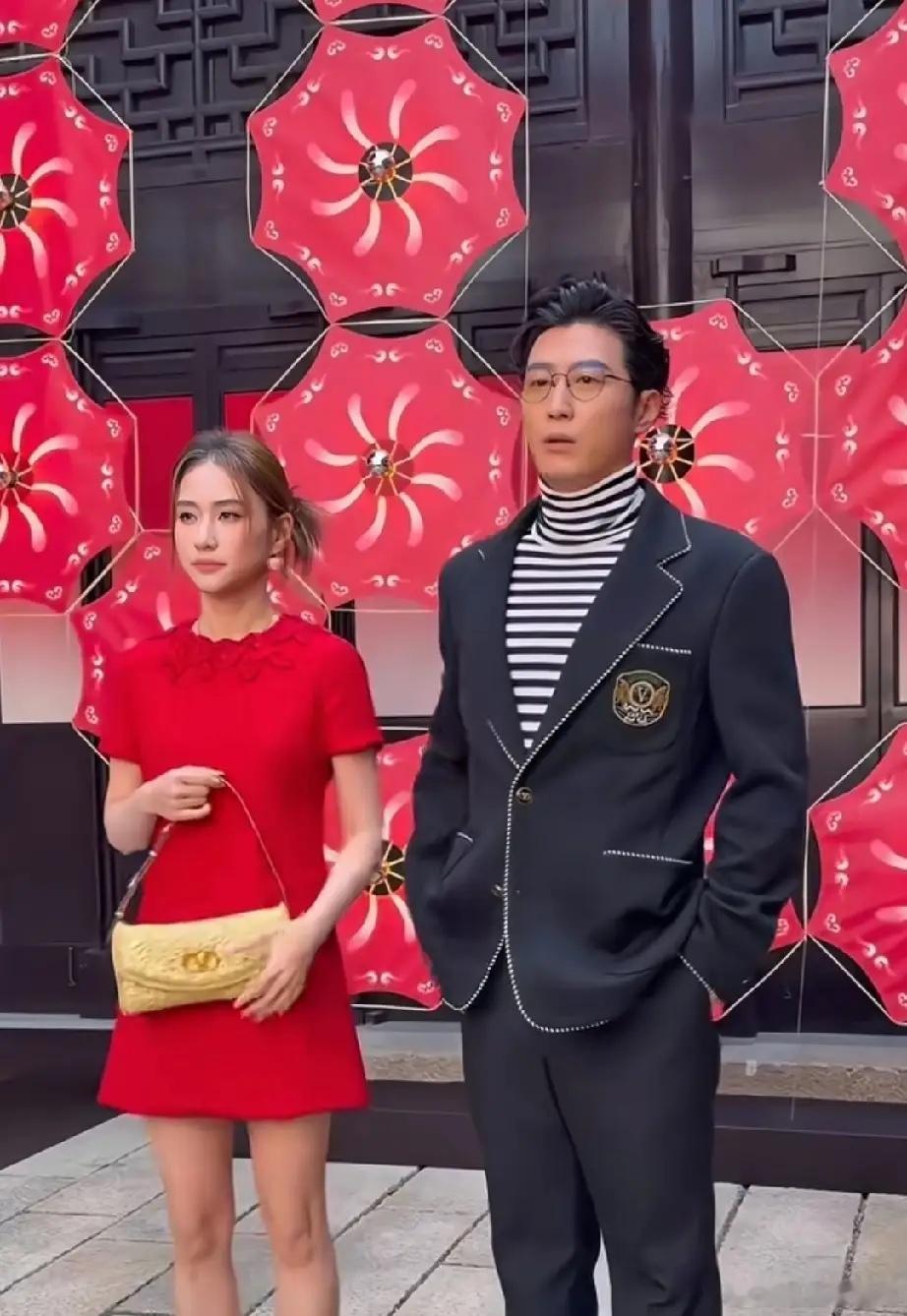 何超莲和窦骁公开合体参加活动了，这是他们俩自从被传婚变后，第一次公开同框，一起摆