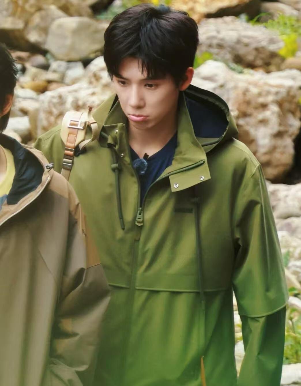 王安宇风格大赏都市户外风时尚灵感解读 王安宇演绎LANE二合一风雨衣，户外都市风