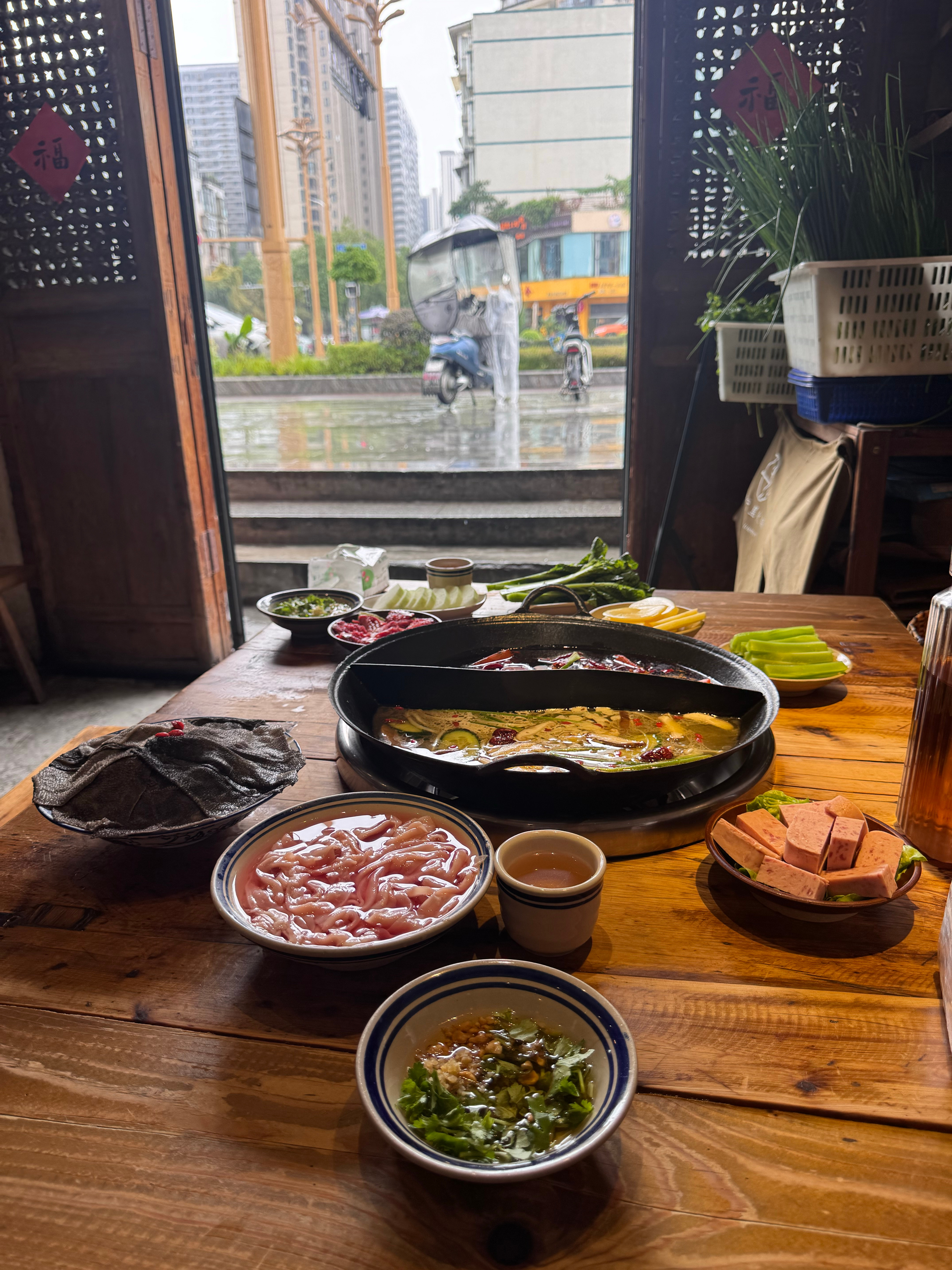 都到成都了这顿锅子不能少话说下雨天敞着门吃火锅太有感觉了赓言赓语[超话] ​​​