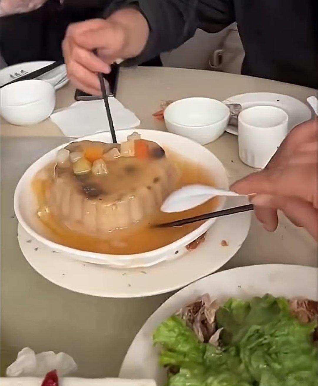 饭店的预制菜忘记拆包装真的有饭店这么离谱的吗？出餐的和上菜的没有一个人发现有什么