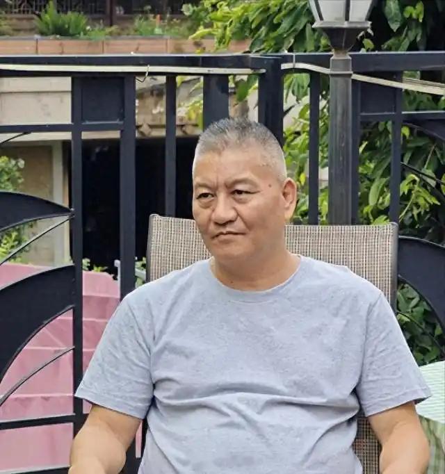 梁实记错历史考试时长从16岁到59岁，梁实30次走进高考考场，454分到550分
