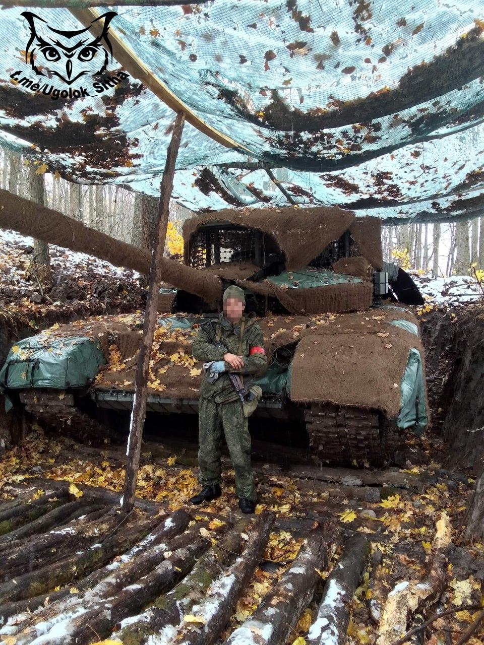 2025年12月拍摄的两张俄罗斯T-72B3 Obr.2024型坦克照片，照片中