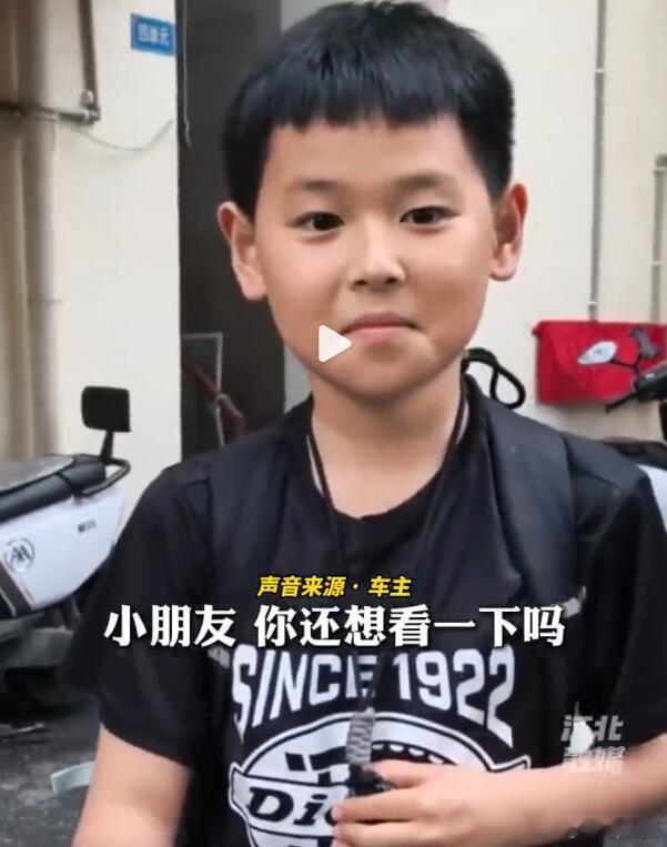 真是个很暖心的事情了，两个小孩哥在一台保时捷Macan前面看了很久，车主来了邀请