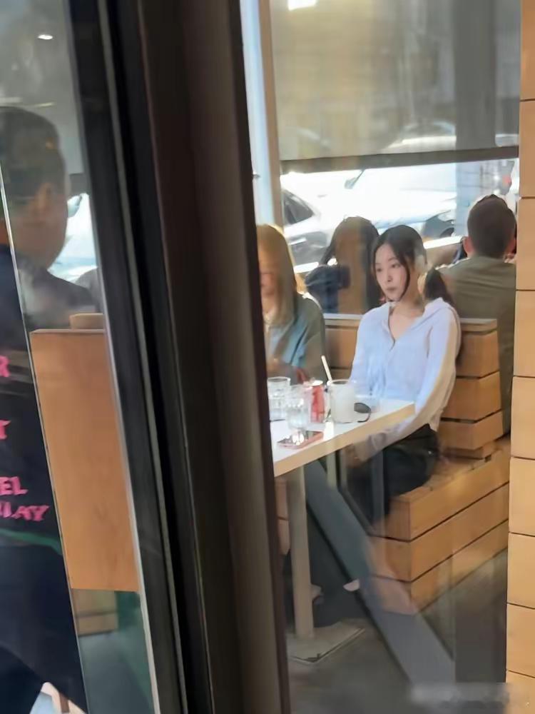 在洛杉矶碰巧遇见了Jennie，感觉她的脸部似乎有些浮肿。 
