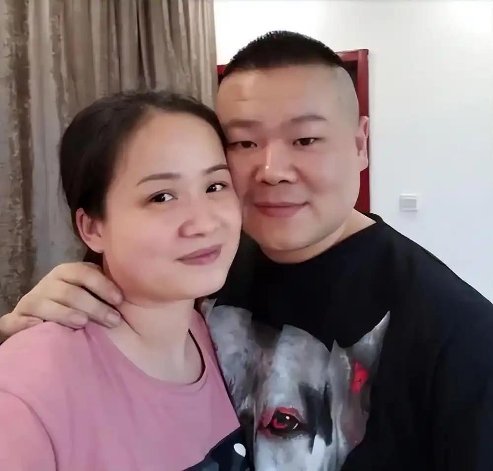 2010年，岳云鹏第一次去见郑敏的家里见她父母。他对着二老实诚的说道：我每个月工