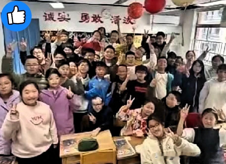看到孟新艺推门那一刻，全班起立鼓掌，班主任录像的手在抖。

那场景，看得我心里五