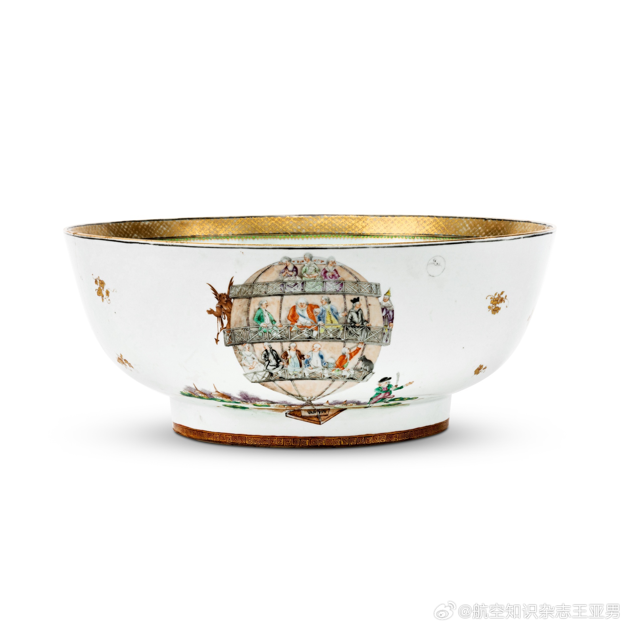 乾隆时期，中国制瓷业已经开始承接大量海外订单，这类瓷器被称为外销瓷。这件粉彩气球