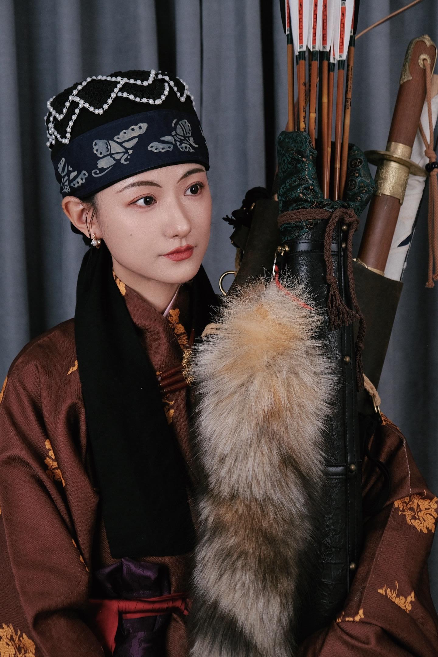 金代·齐国王墓｜花珠冠。春节的时候就做好的花珠冠和垂脚幞头，然后觉得要不把腰带也做了，接着把腰带做好了。又觉得差坠香盒，项链也不行，又开始弄，拖到现在才终于准备好拍了照片。 
出镜