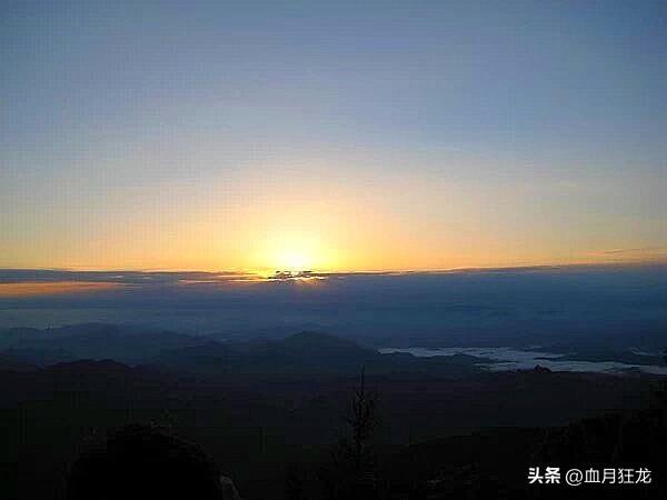 今天必须先说小日，小日再次玩火，小泉视察与那国岛，并且计划部署中程地对空导弹，射