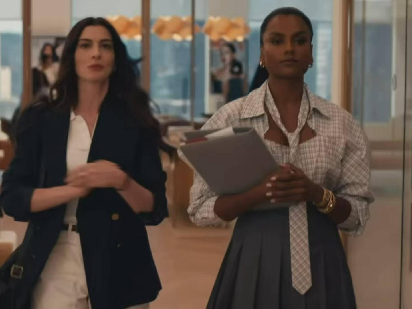 同样都是杂志编辑，真的区别好明显…名字、造型、人设妥妥的亚裔刻板印象，甚至身高都