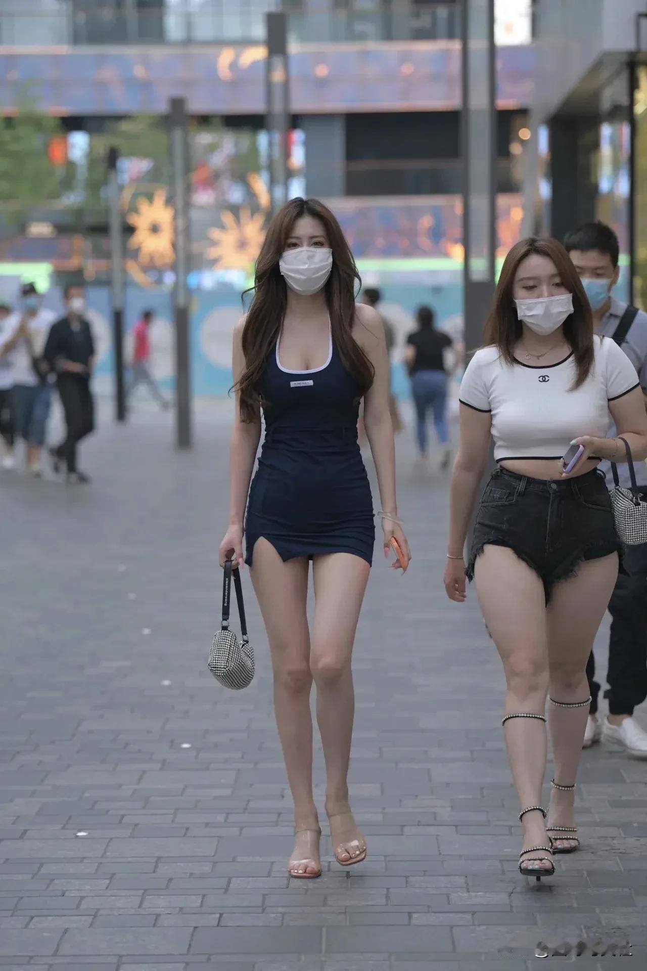 两位小姐姐的时尚街拍，轻松自在，夏日气息满满！🌞👗👠城市街拍美女 时尚街拍