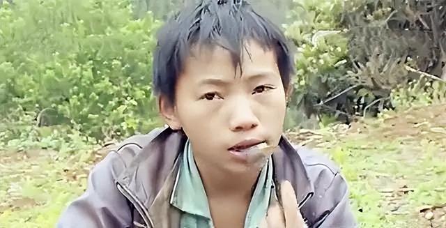 广西6岁男孩，父亲意外离世，母亲带弟弟改嫁，他穷到吃野草养活自己，谁知，14年后