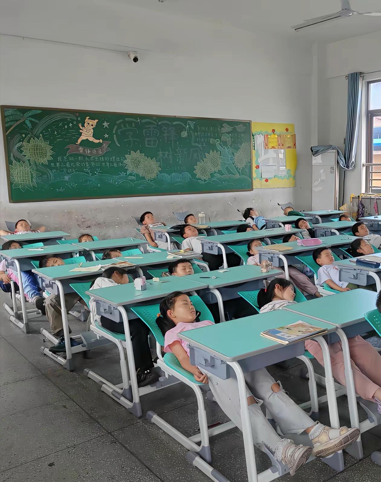 小学生午休椅

网上见小学生的午休椅，挺有意思的。椅子造型设计不错，桌子太小做成