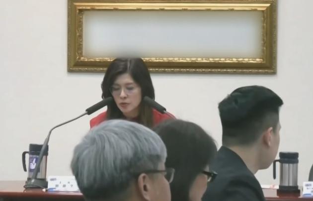 这套“党主席要和参选人保持一致”的说法，仔细琢磨就站不住脚。郑丽文2025年10