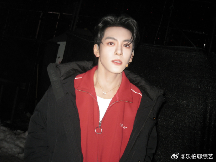 曾舜晞大背头  曾舜晞大背头适配度💯，真的是帅的太让人觉得是赞叹！这张脸就非常