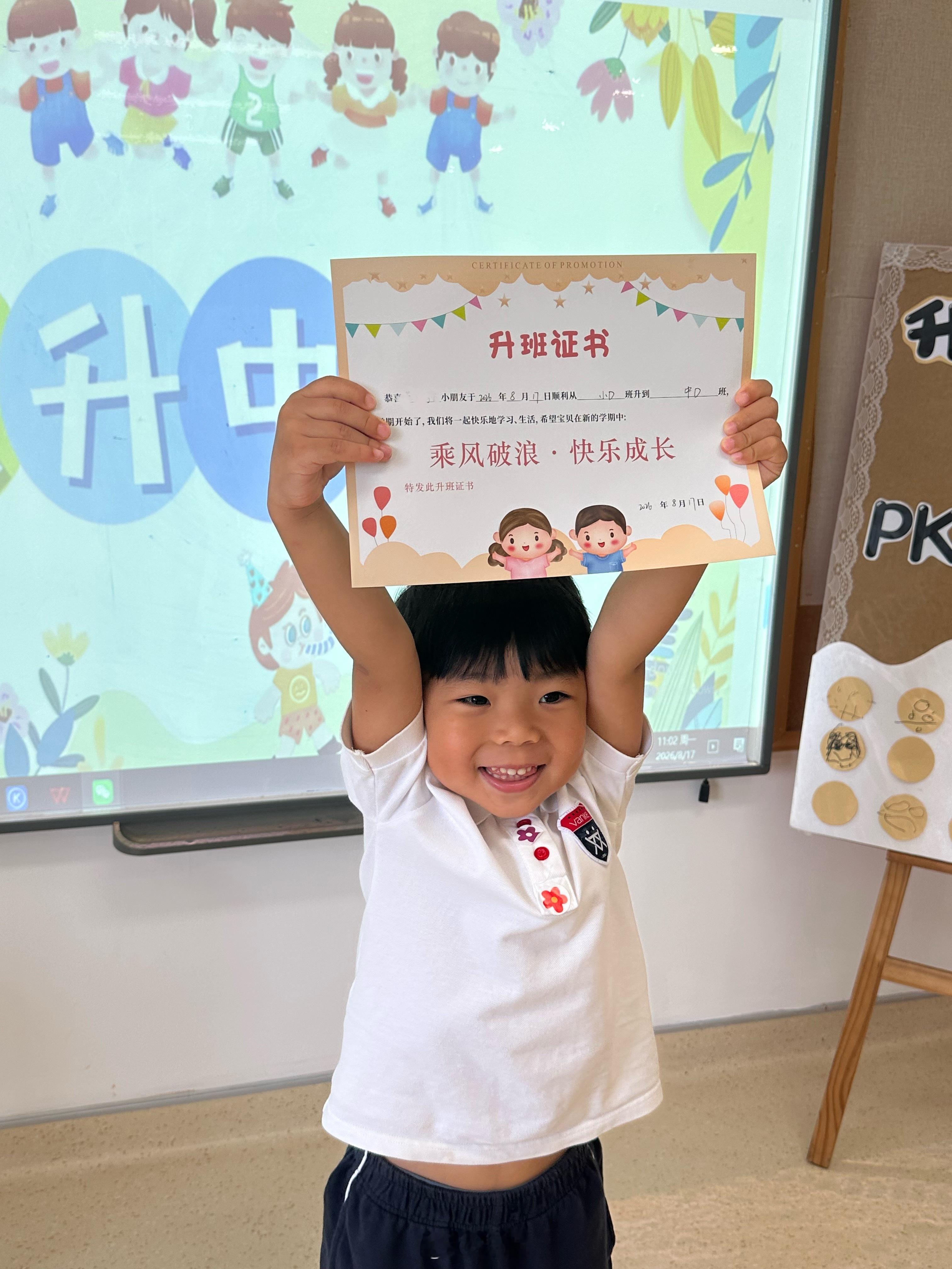 开学高兴极了，“拥抱了所有小伙伴”， 希望他永远对开学有“期待”哈哈。 
